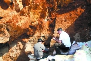 科学家Darren Curnoe和Andy Herries在马鹿洞进行挖掘工作