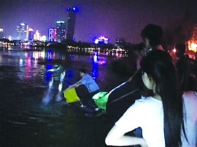 南京玄武湖上演“鲢鱼跃龙门” 市民争抢(图)