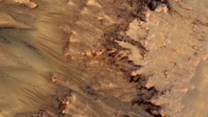 美科学家称首次发现火星或有流动水证据(图)