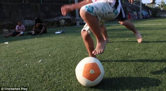 美国发明“发电足球” 踢半小时可照明3小时