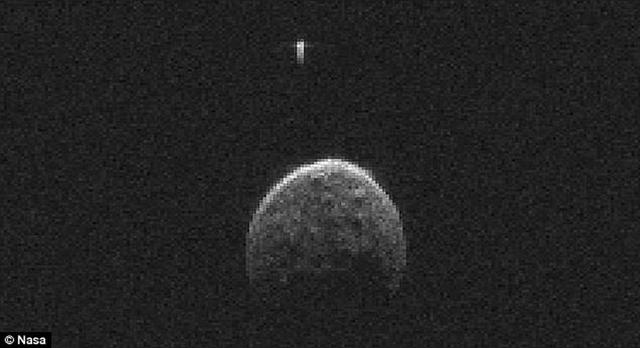 观测发现近地小行星周围有“长圆柱形飞船”
