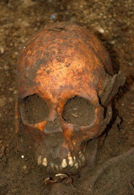 英国千年女尸墓室发现神秘黄金十字架