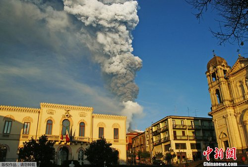 意大利埃特纳火山2012年三次喷发 每月一次