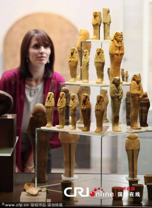 贝莉在看木乃伊盛放器，这件展品在阿什莫尔博物馆从古埃及到努比亚工艺品展被展出。