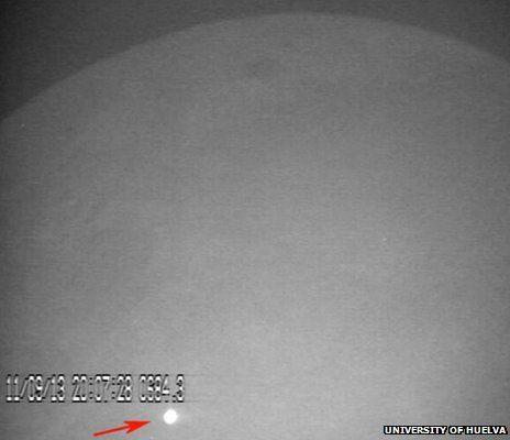 天文学家观测到陨石撞月球 形成40米大坑