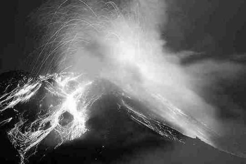 近期全球火山活动显著加剧 专家担心危及人类