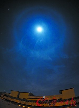 广州一日内出现非常罕见月晕日晕奇观 