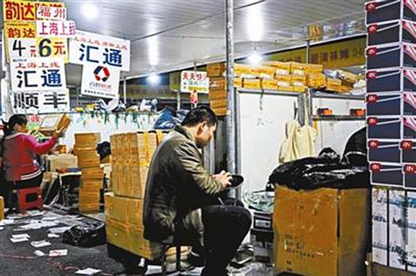 商贩在莆田安福市场的快递点发送高仿鞋。本文图均为北京青年报