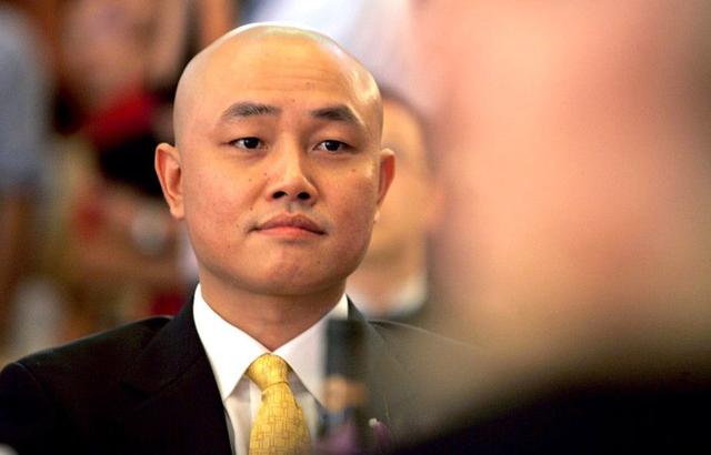 到王菲同友人公园散步 身材纤细气色强跑可好