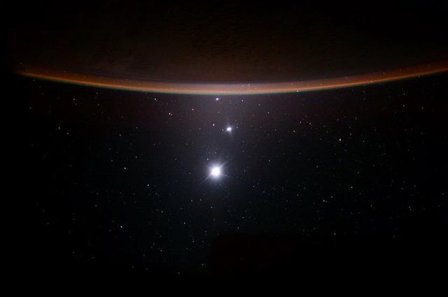 空间站宇航员拍到罕见的&ldquo;四星一线&rdquo;