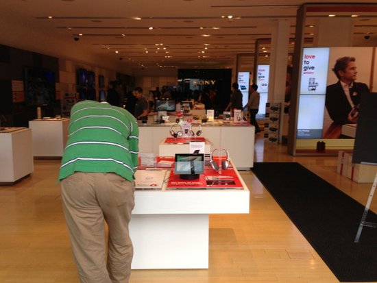 圣诞前逛商场:苹果店人满为患 微软索尼店员比