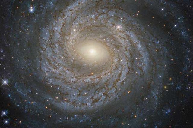 哈勃望远镜拍摄到螺旋星系NGC6814核心图像