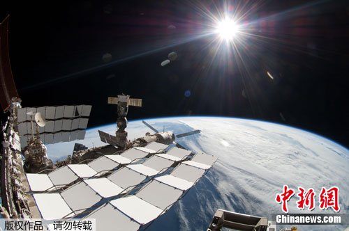 NASA发布太空行走时拍摄“日照地球”照(图)_科技