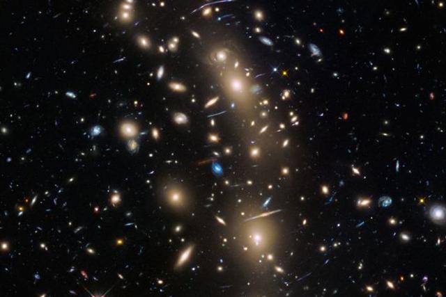 哈勃望远镜利用引力透镜观测遥远星系团