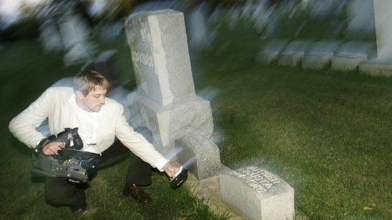 伤心父亲发明灵魂探测仪 倾听女儿天国声音_科