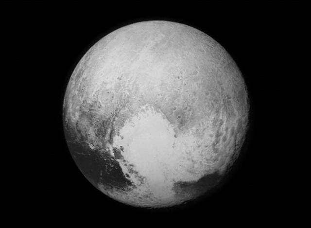 冥王星最新彩照曝光:令人吃惊的美