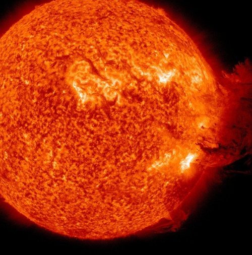 太阳风暴和日冕物质抛射会侵蚀月球表面