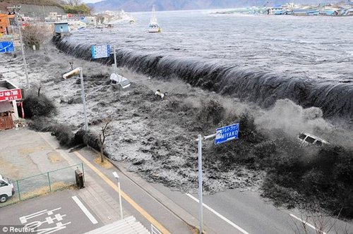 研究称袭日海啸由两股巨浪合并而成 威力巨大
