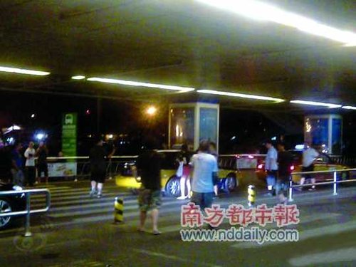 首都机场 郭美美在众人注目下登上一辆捷达车，离开首都机场。