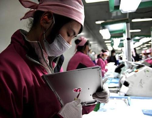 富士康的工人正在装配iPad