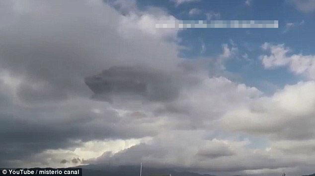 摄影师拍摄到UFO?或只是云团而已