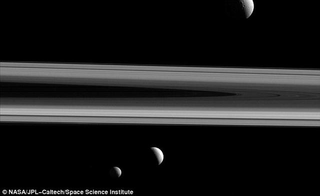 卡西尼探测器最新拍摄土星“全家福照片”