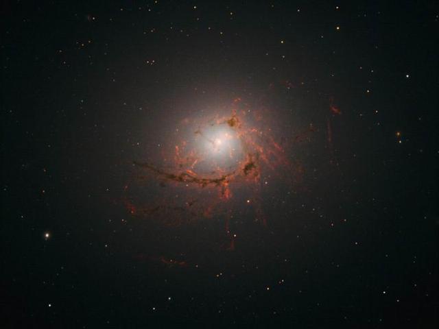 哈勃望远镜拍摄到一亿光年外的奇异星系