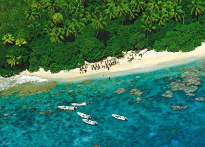 密联邦15人困荒岛76小时 牵手排成SOS获救