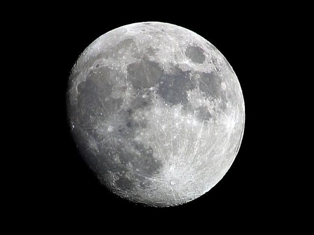 我们的月亮是怎样诞生的？小卫星合成大月球