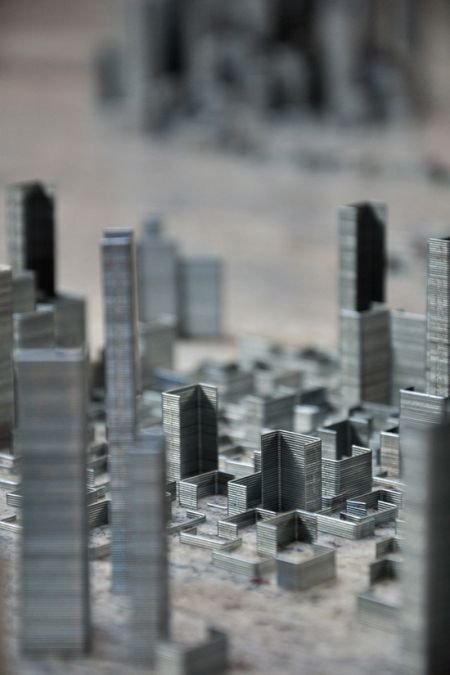 英国艺术家秀创意 10万枚订书钉搭建微型城市