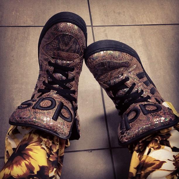 阿迪达斯推出Instagram球鞋定制化服务