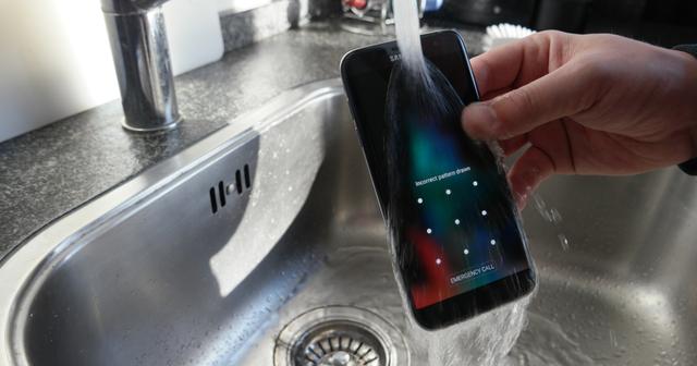 三星大招:Note 6扔水里半小时安然无恙