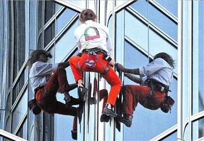 法国蜘蛛人成功登顶世界最高建筑哈利法塔_科技_腾讯网