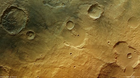 火星赤道以南沙漠或发现疑似液态水流沟渠