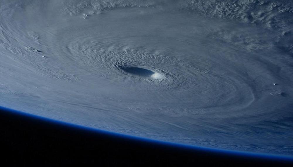 空间站宇航员拍到台风眼:犹如巨大黑洞