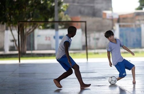 巴西11岁无脚天才震撼足坛 球风类似梅西