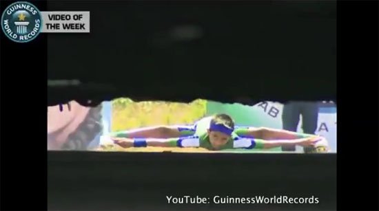 印度男童玩极限轮滑钻20辆车 破吉尼斯纪录