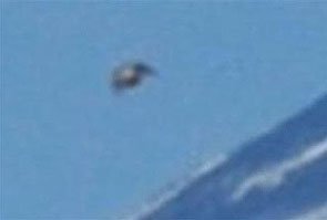 日本富士山外星舰队事件照片曝光 UFO闪烁银光