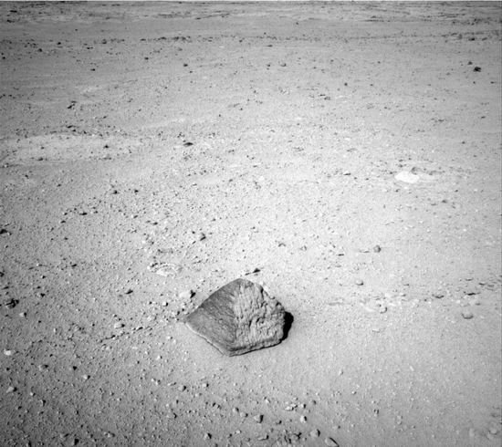 好奇号在火星表面发现类似金字塔神秘岩石