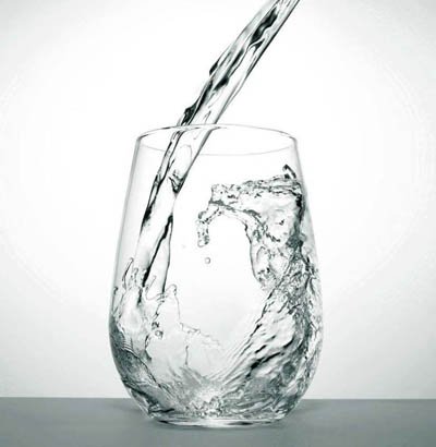 研究发现“一日8杯水”的做法对身体有害！