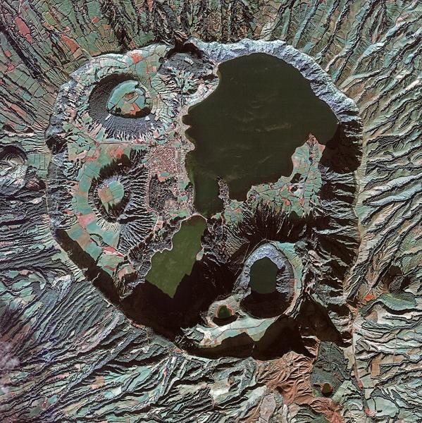 西班牙卫星拍到岛屿火山的“眼泪湖泊”