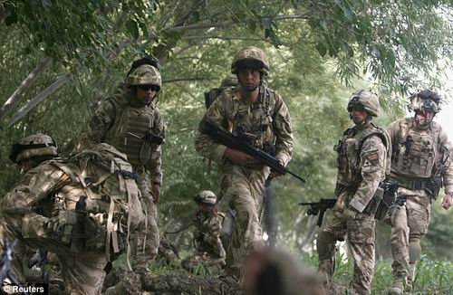 英“无线战士”:内置天线实现团队互视通讯