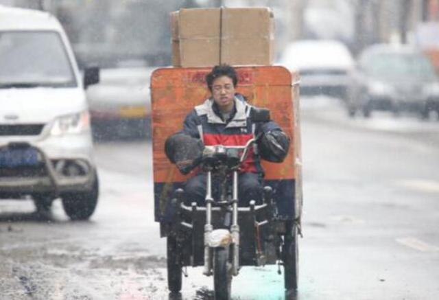 美媒：电动车撑起中国电商 快递员每天送货像玩命