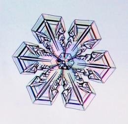 科学家揭秘雪花变薄原因：最薄处锋利如刀片