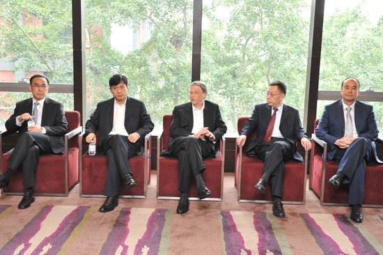 盖茨中国行 联手李彦宏做公益呼吁拒绝被吸烟