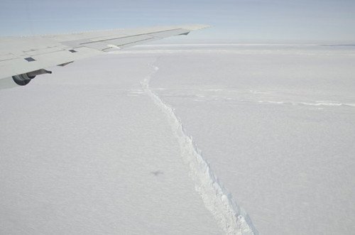 南极冰川现巨大裂缝 美航天局展开航空调查_科技