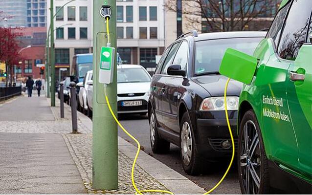 电动汽车的春天:德国公司把路灯变成充电桩