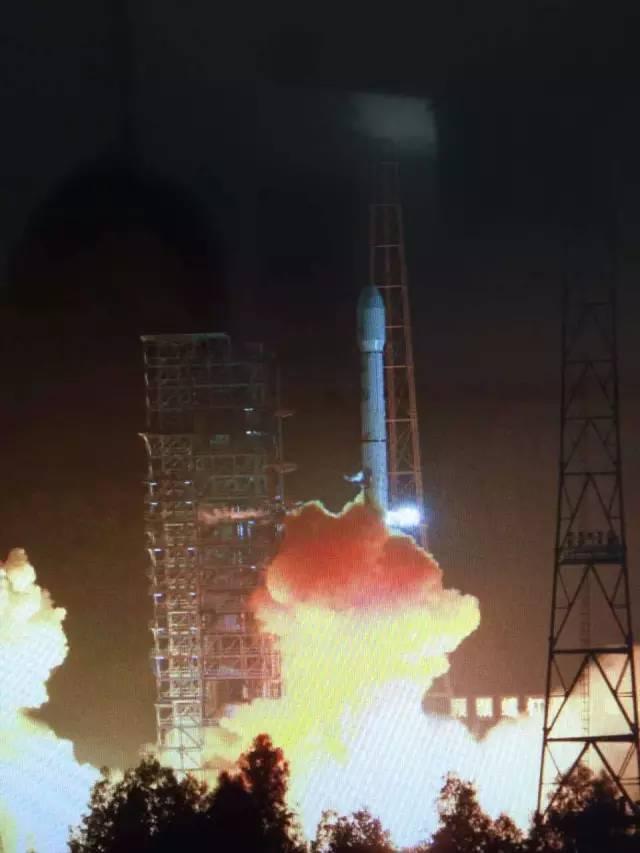 我国成功发射亚太九号通信卫星