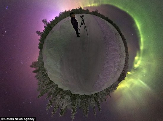 摄影师拍合成全景图像 绿色光环环绕星球(图)