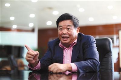 曹德旺谈税负重：6000块的手机要交1020增值税